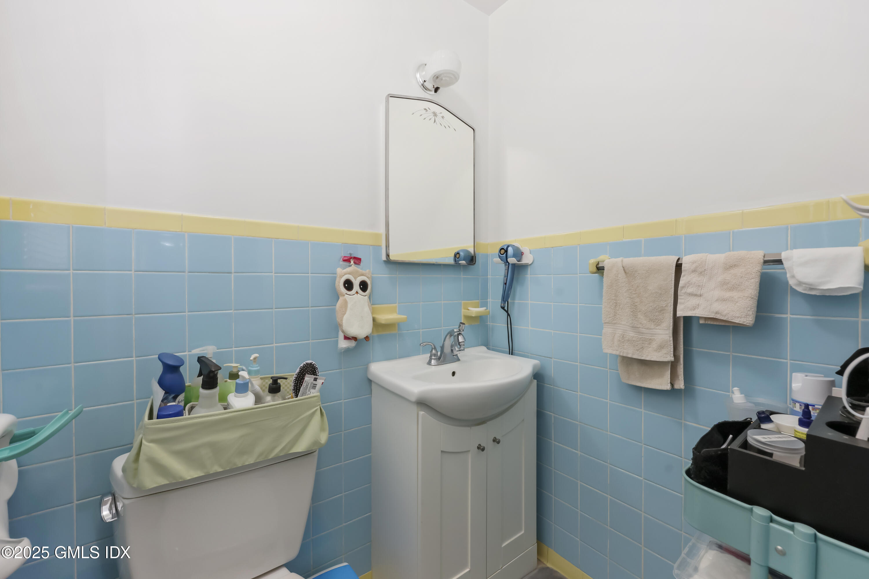 54 Rodwell Avenue, Unit 1 Greenwich, CT 06830 - Photo 10 of 14 a bathroom with a sink toilet and a mirror