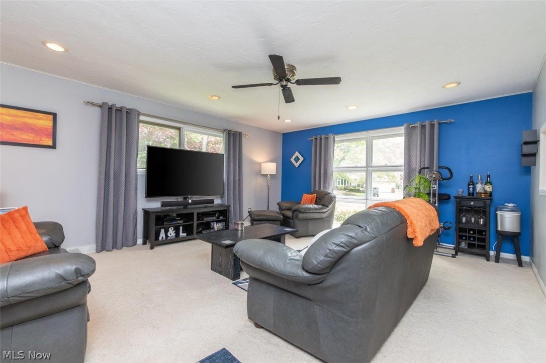 1255 Blanchester Road Lyndhurst, OH 44124 - Photo 15 of 29 Amazingly Large Family Room