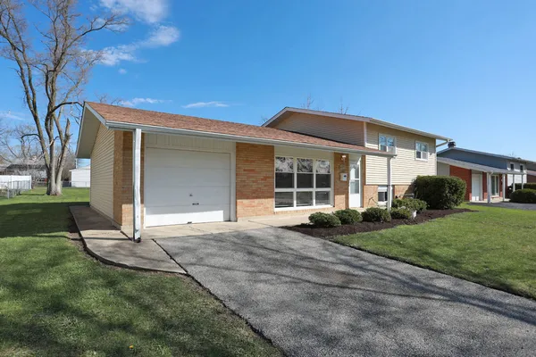 $375,000 | 600 Flagstaff Lane, Hoffman Estates, IL 60169