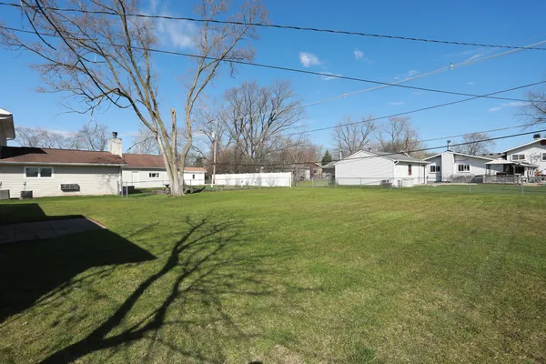 $375,000 | 600 Flagstaff Lane, Hoffman Estates, IL 60169