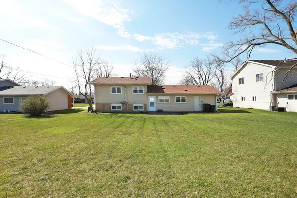 $375,000 | 600 Flagstaff Lane, Hoffman Estates, IL 60169