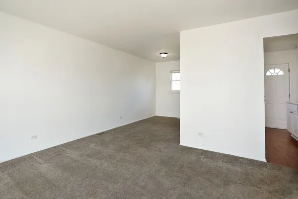 $375,000 | 600 Flagstaff Lane, Hoffman Estates, IL 60169