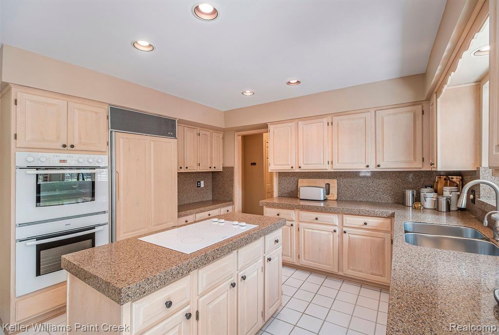 1817 Apple Ridge Court Rochester Hills, MI 48306 - Photo 3 of 36