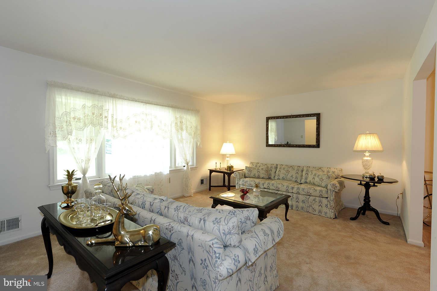 9601 Dangerfield Road Clinton, MD 20735 - Photo 4 of 29 Living Room