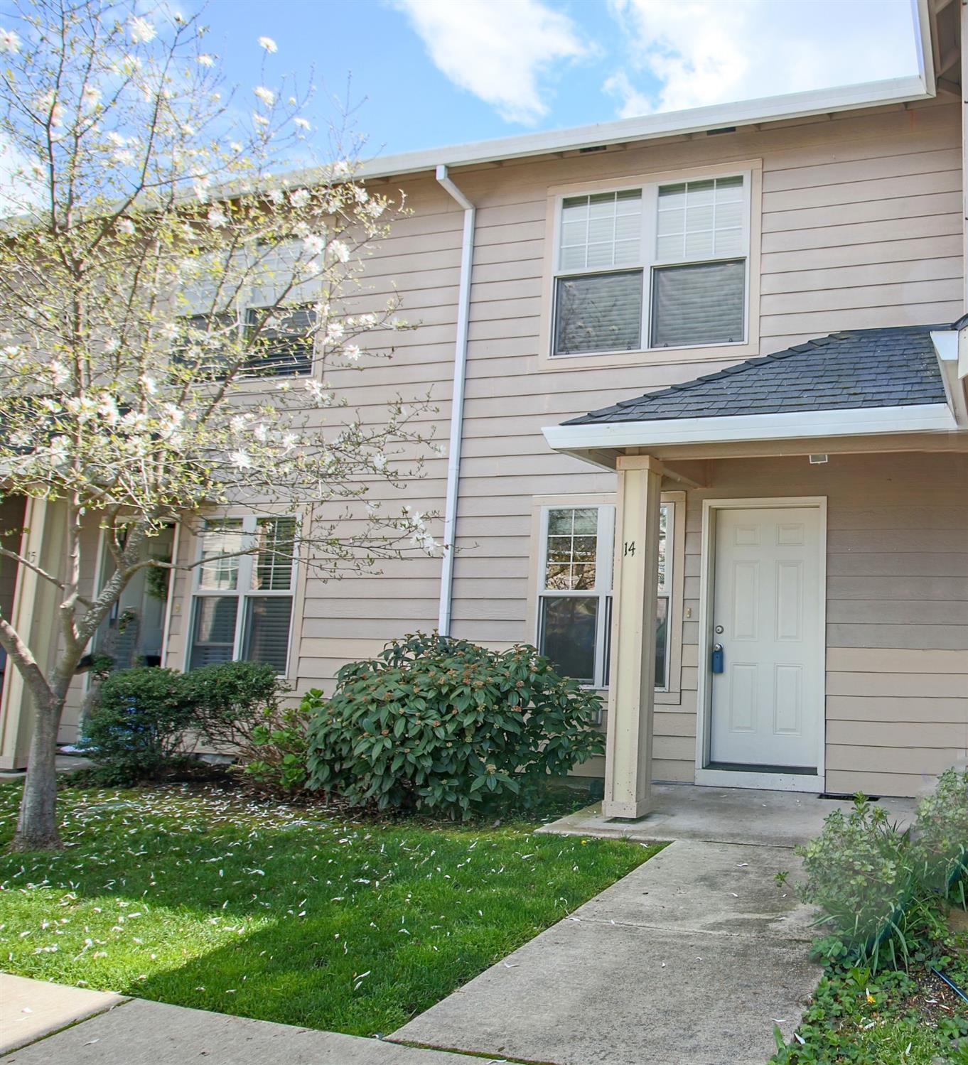 450 Midway Road, Unit 14 Medford, OR 97501 - Photo 18 of 19 front view of a house with a yard