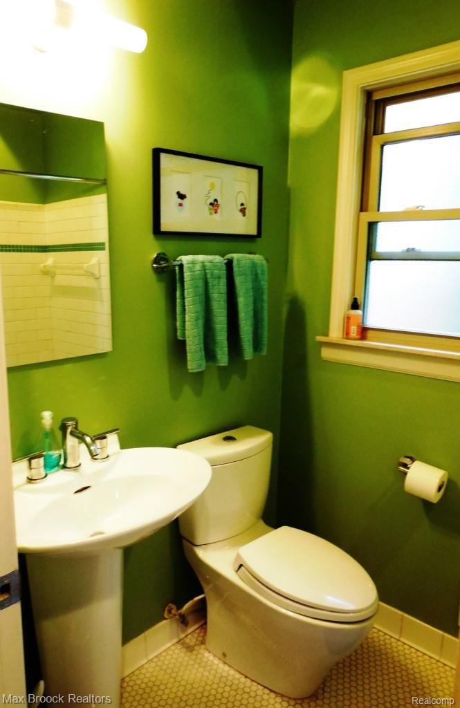69 Amherst Road Pleasant Ridge, MI 48069 - Photo 21 of 27 Bathroom