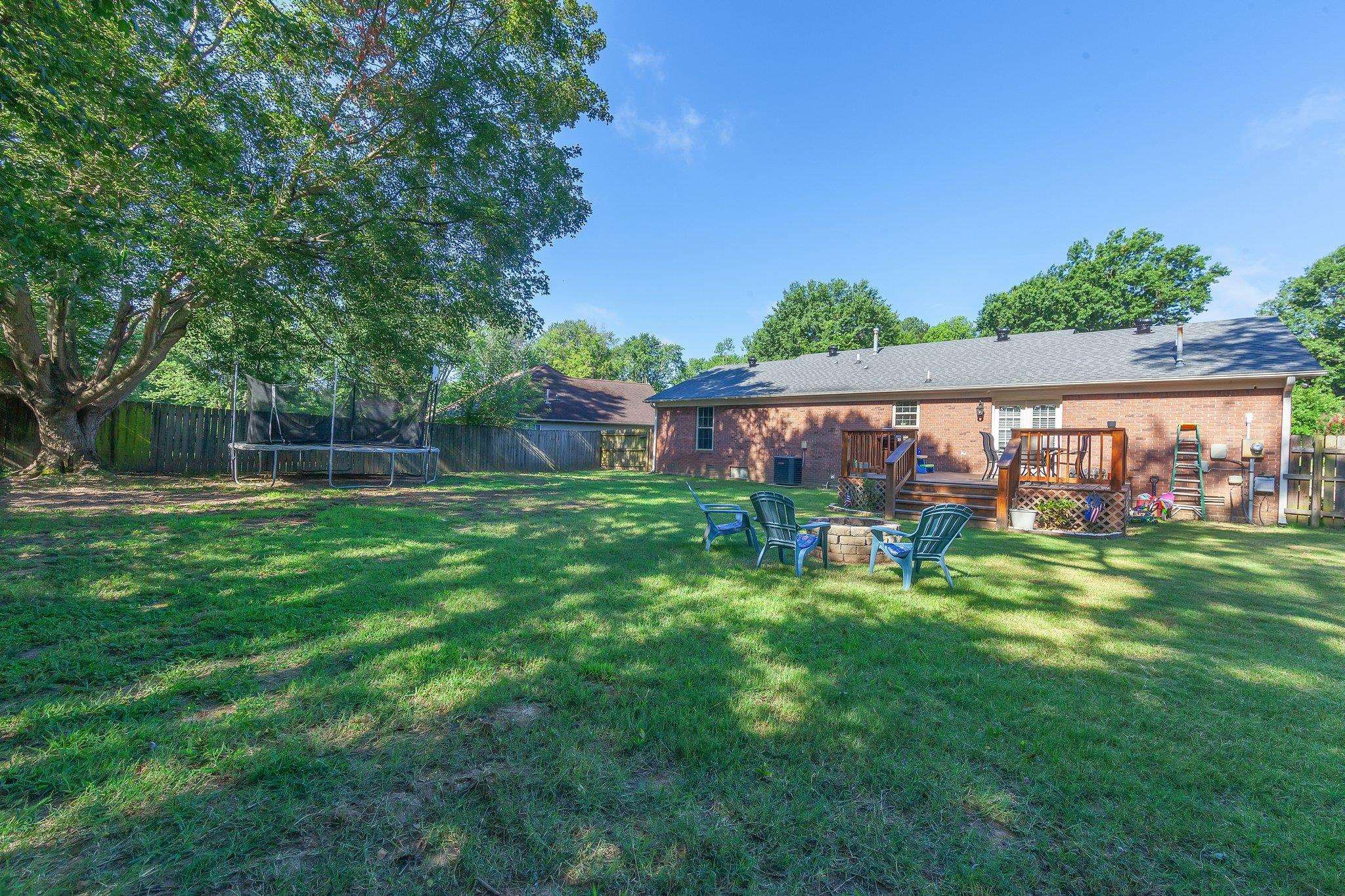 46 Commanche Cove Jackson, TN 38305 - Photo 11 of 29 a backyard of a house with table and chairs