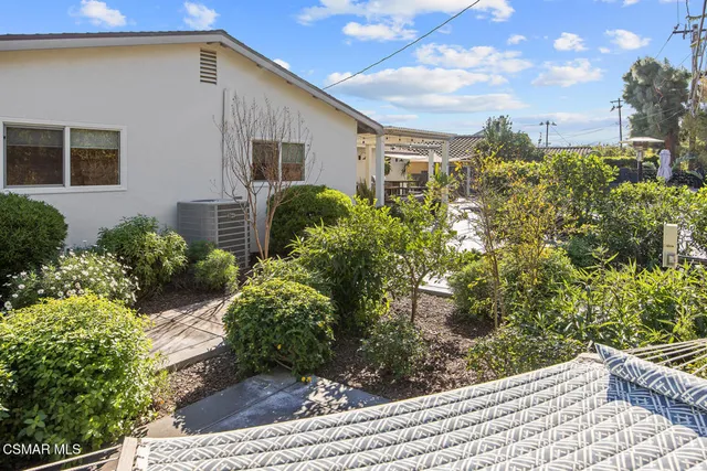 a view of a back yard