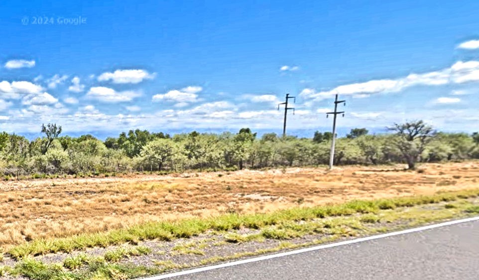 33 Highway Coalinga, CA 93210 - Photo 6 of 9 a view of a yard with wooden fence
