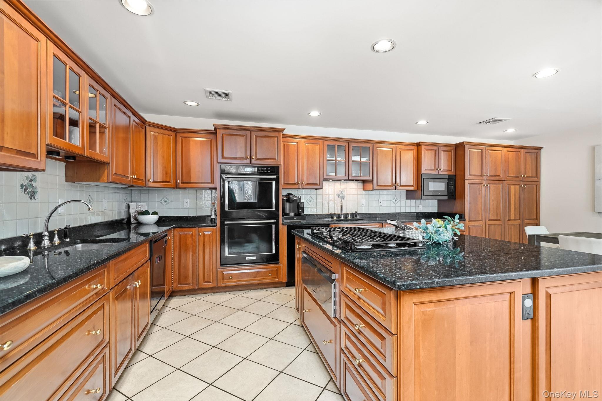 39 Lambert Lane New Rochelle, NY 10804 - Photo 11 of 36 Kitchen