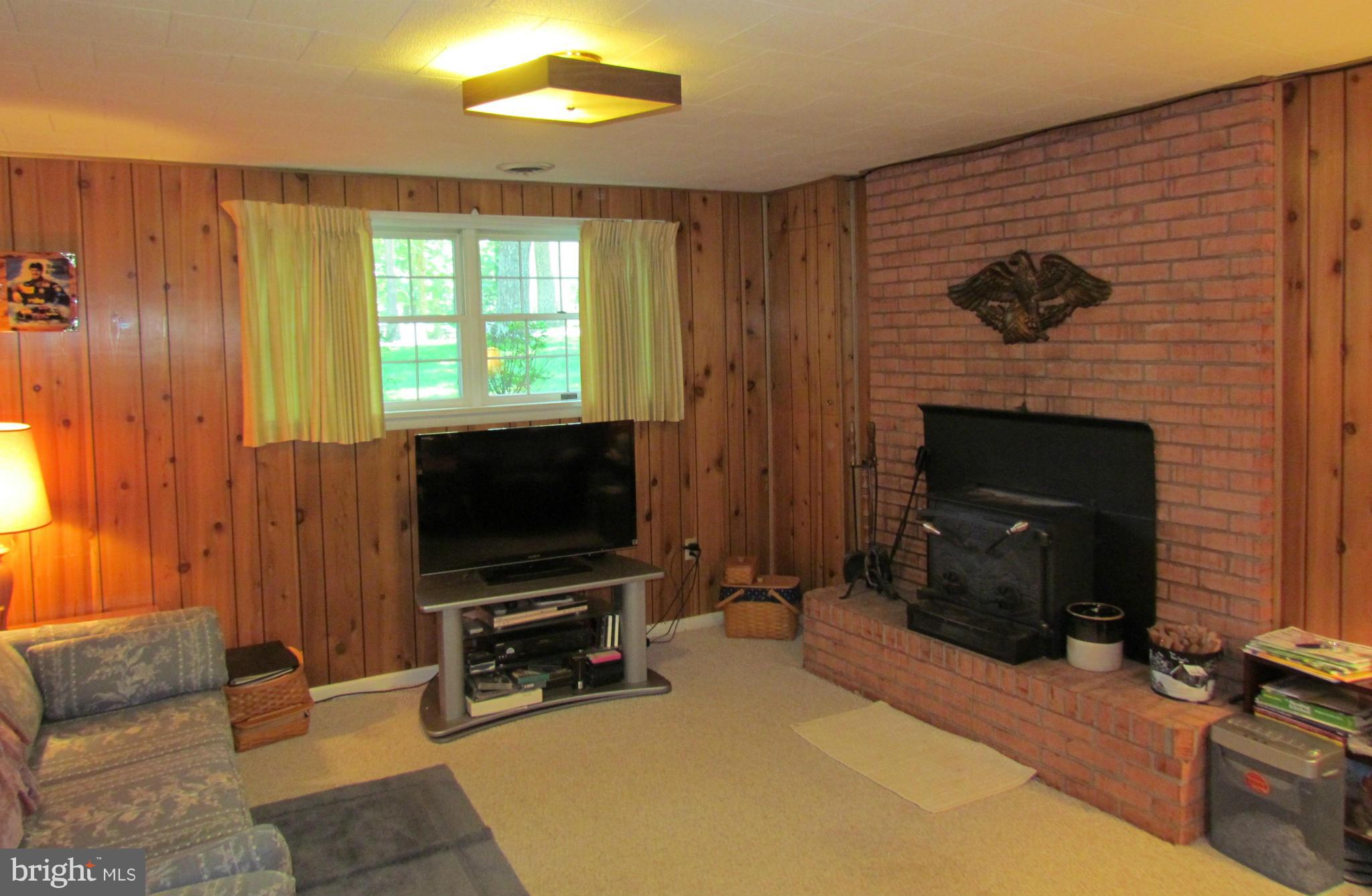 14805 Viewcrest Road Southwest Cumberland, MD 21502 - Photo 16 of 30 Family Room