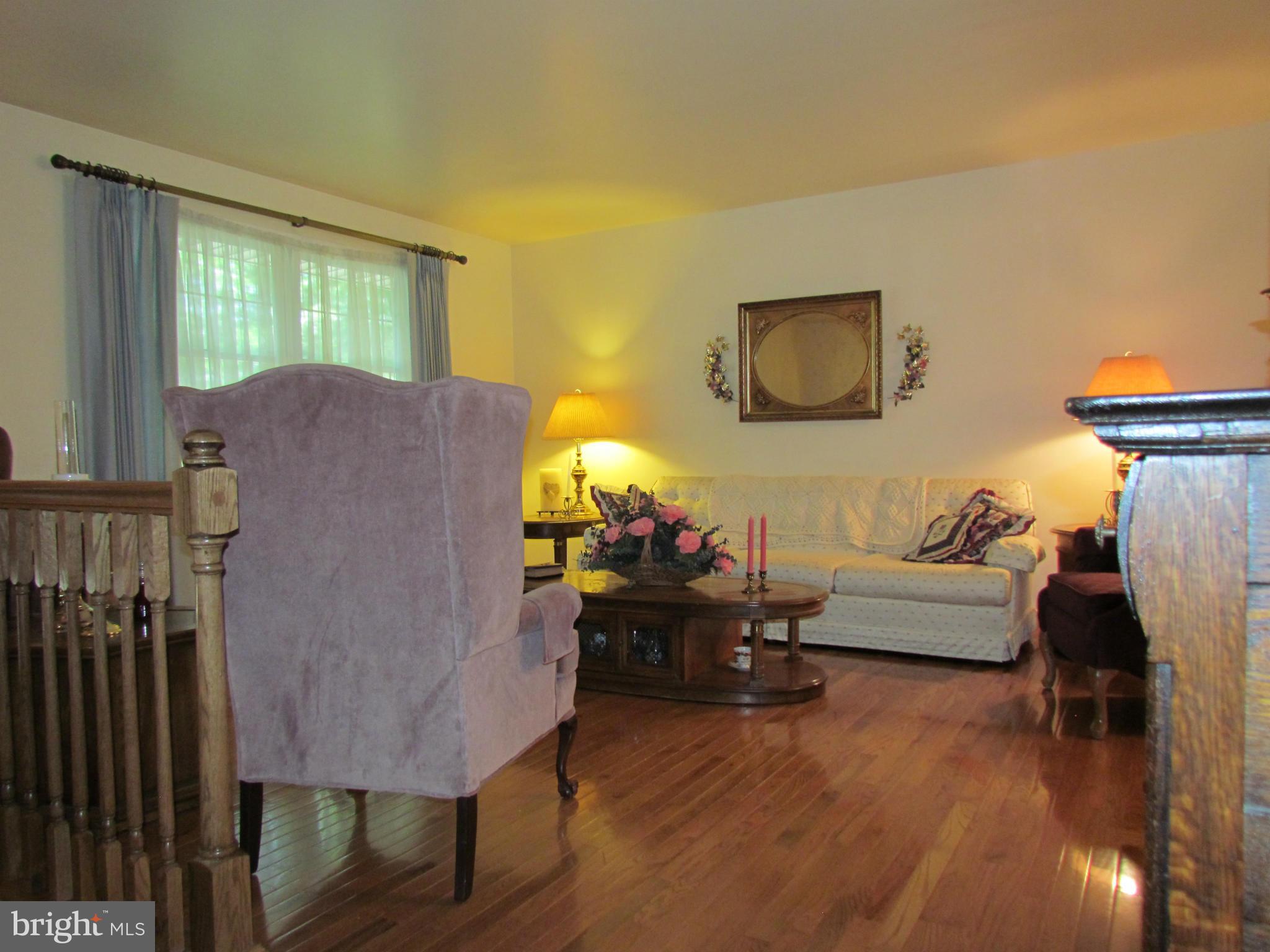 14805 Viewcrest Road Southwest Cumberland, MD 21502 - Photo 4 of 30 Living Room