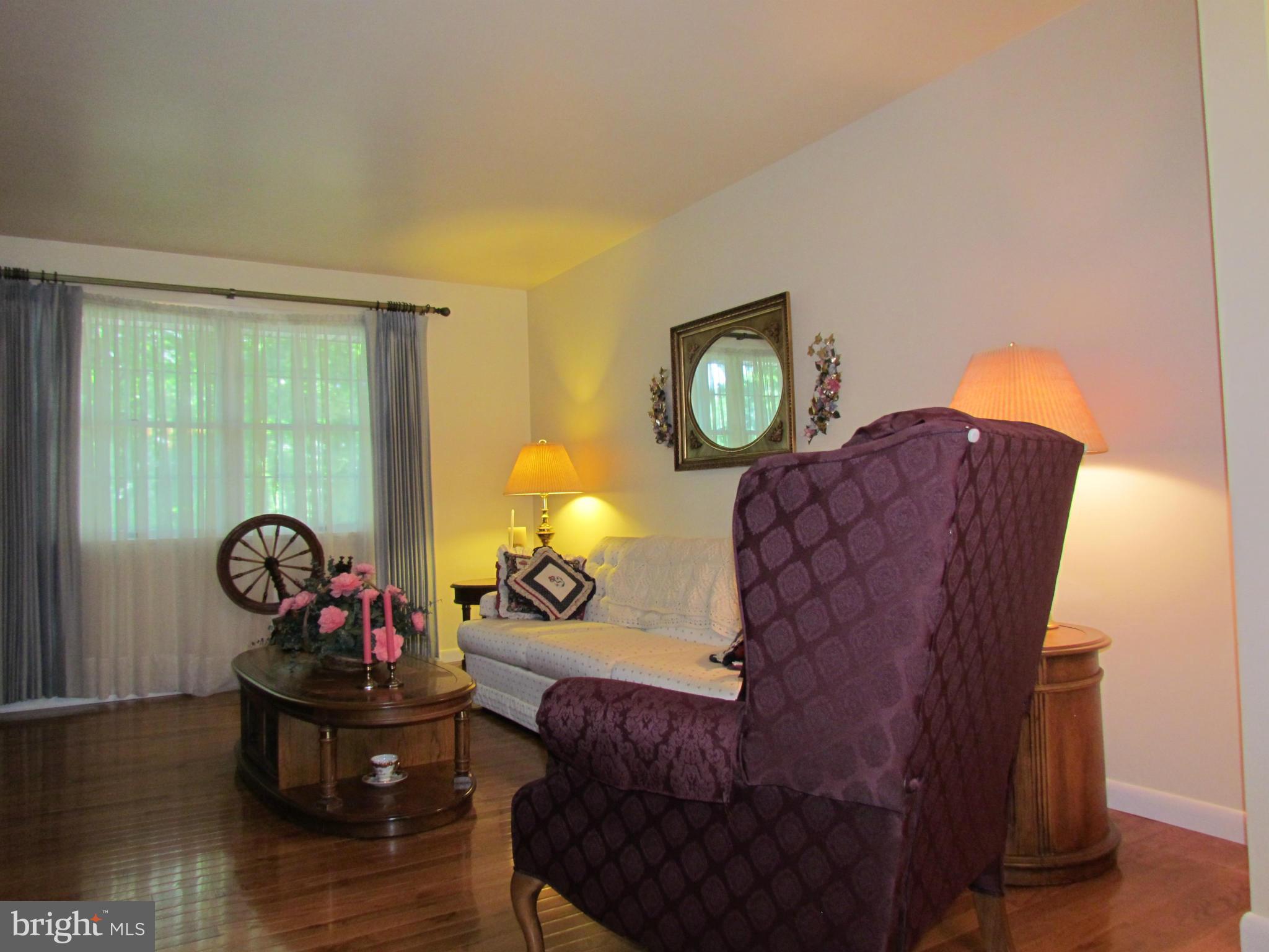 14805 Viewcrest Road Southwest Cumberland, MD 21502 - Photo 7 of 30 Living Room