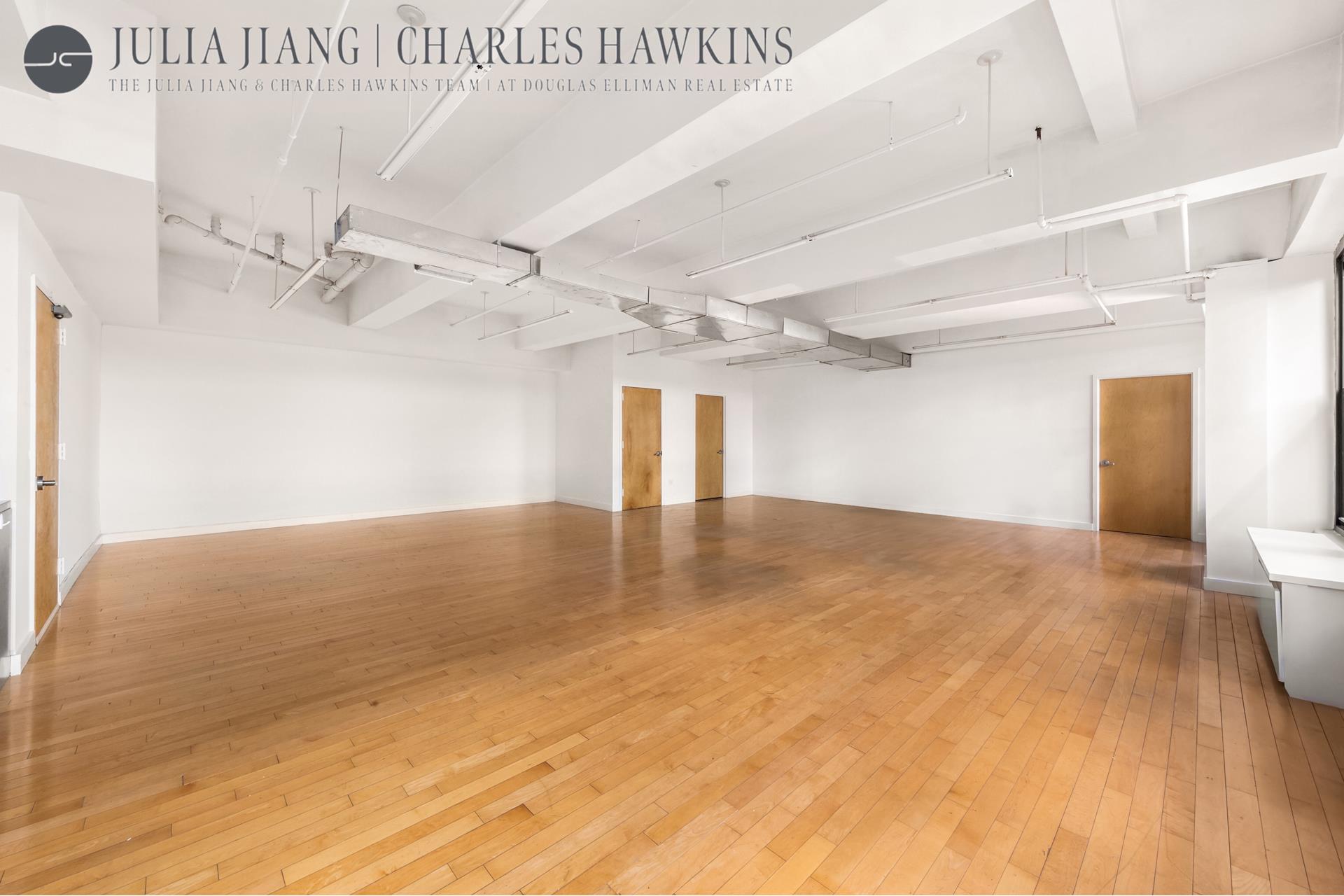 315 West 36th Street, Unit 12B Manhattan, NY 10018 - Photo 4 of 33 en empty room with windows and ceiling fan