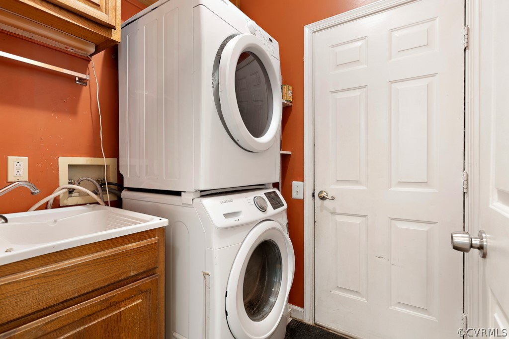 13903 Eastbluff Road Midlothian, VA 23112 - Photo 22 of 45 a utility room with dryer and washer