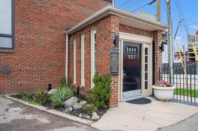 $2,295 | 137 North Park Street, Kalamazoo, MI 49007