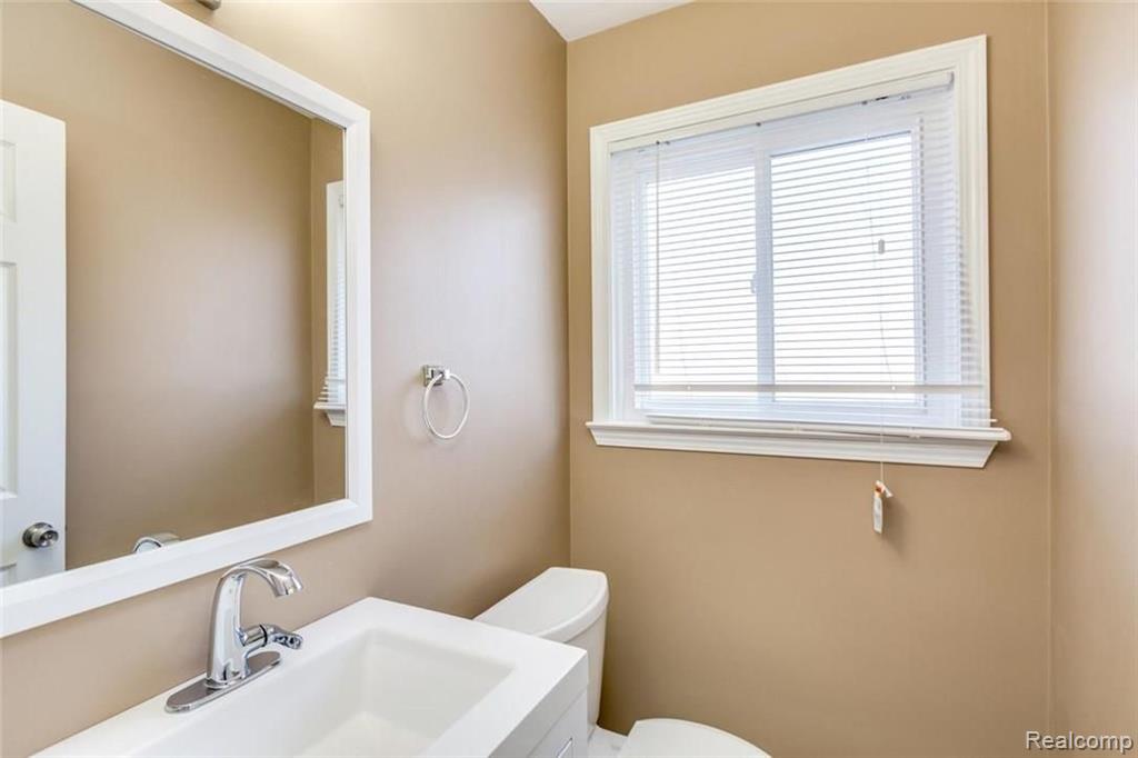 16448 Riverside Street Livonia, MI 48154 - Photo 10 of 25