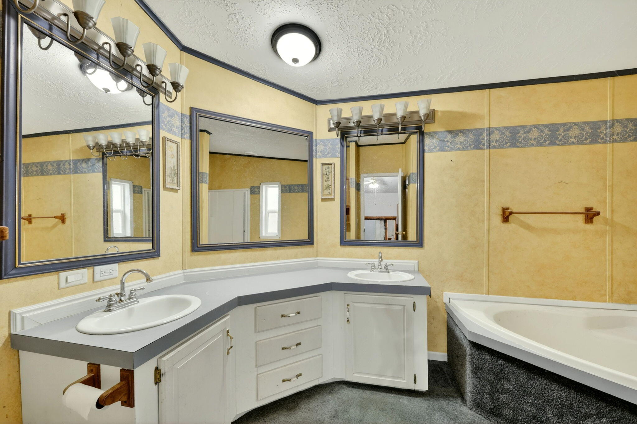 1374 West Linn Road Eagle Point, OR 97524 - Photo 27 of 45 Primary bathroom