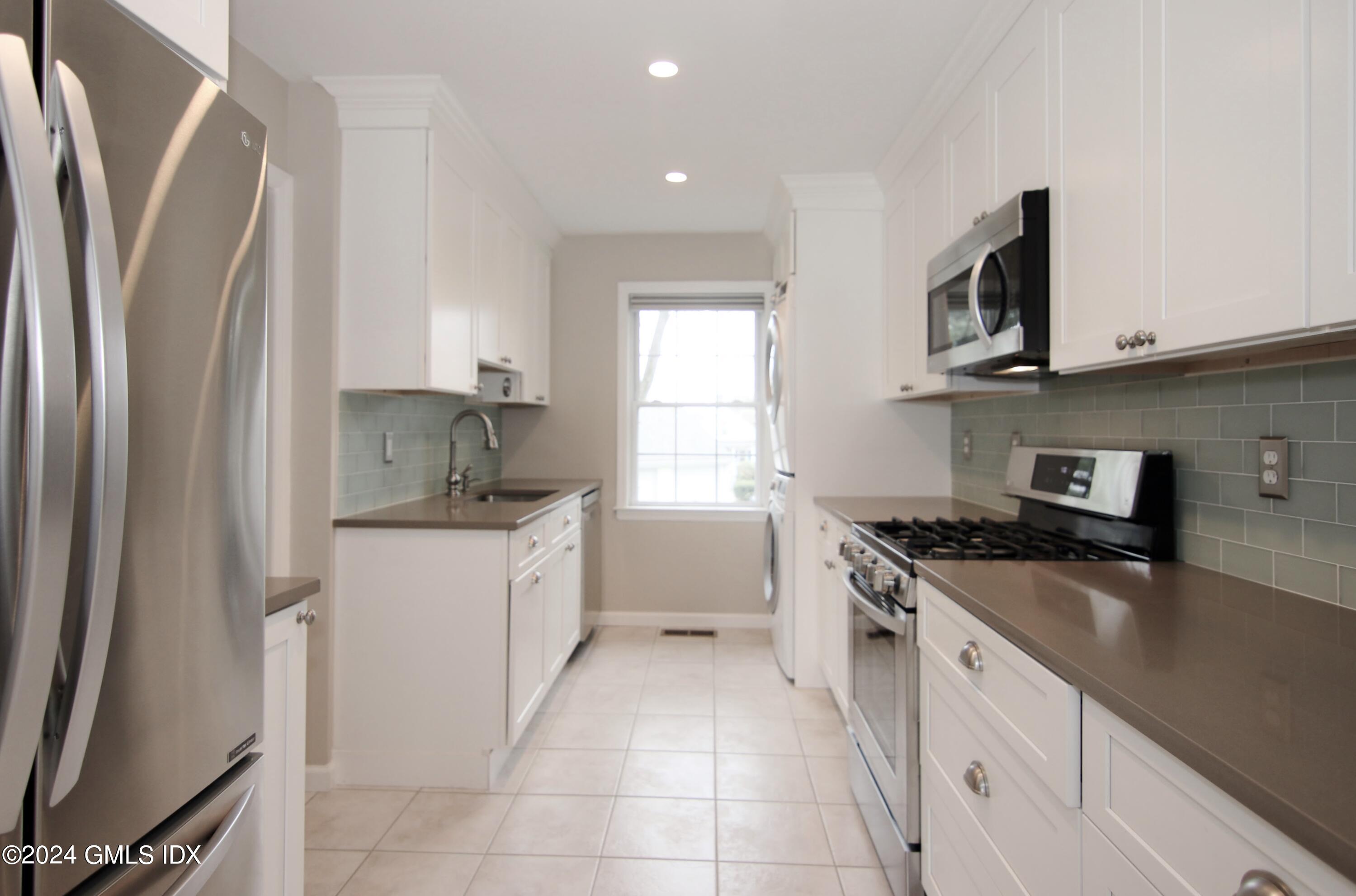 33 Talbot Lane, Unit 3 Greenwich, CT 06830 - Photo 4 of 29 IMG_1553