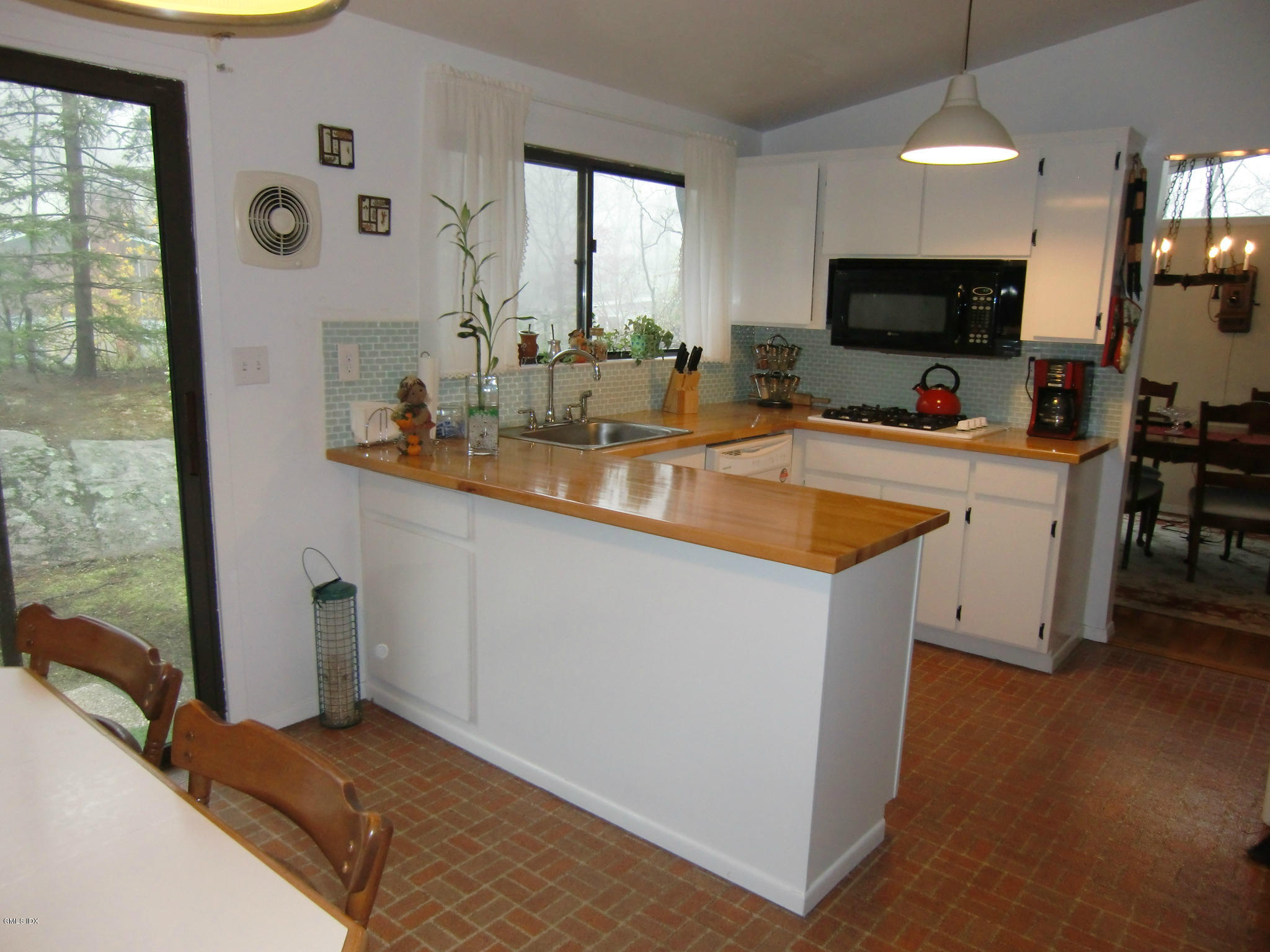 72 Florence Road Riverside, CT 06878 - Photo 5 of 10 Eat in Kitchen