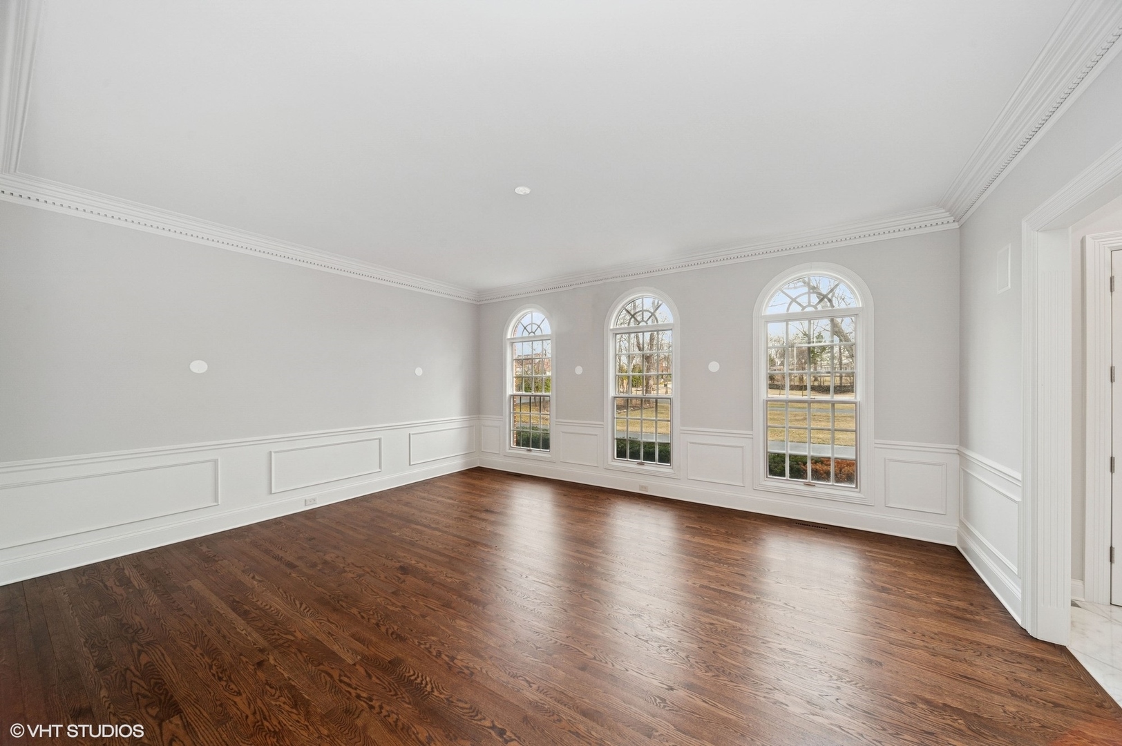 600 Broadsmoore Drive Lake Forest, IL 60045 - Photo 3 of 26 an empty room with wooden floor and windows