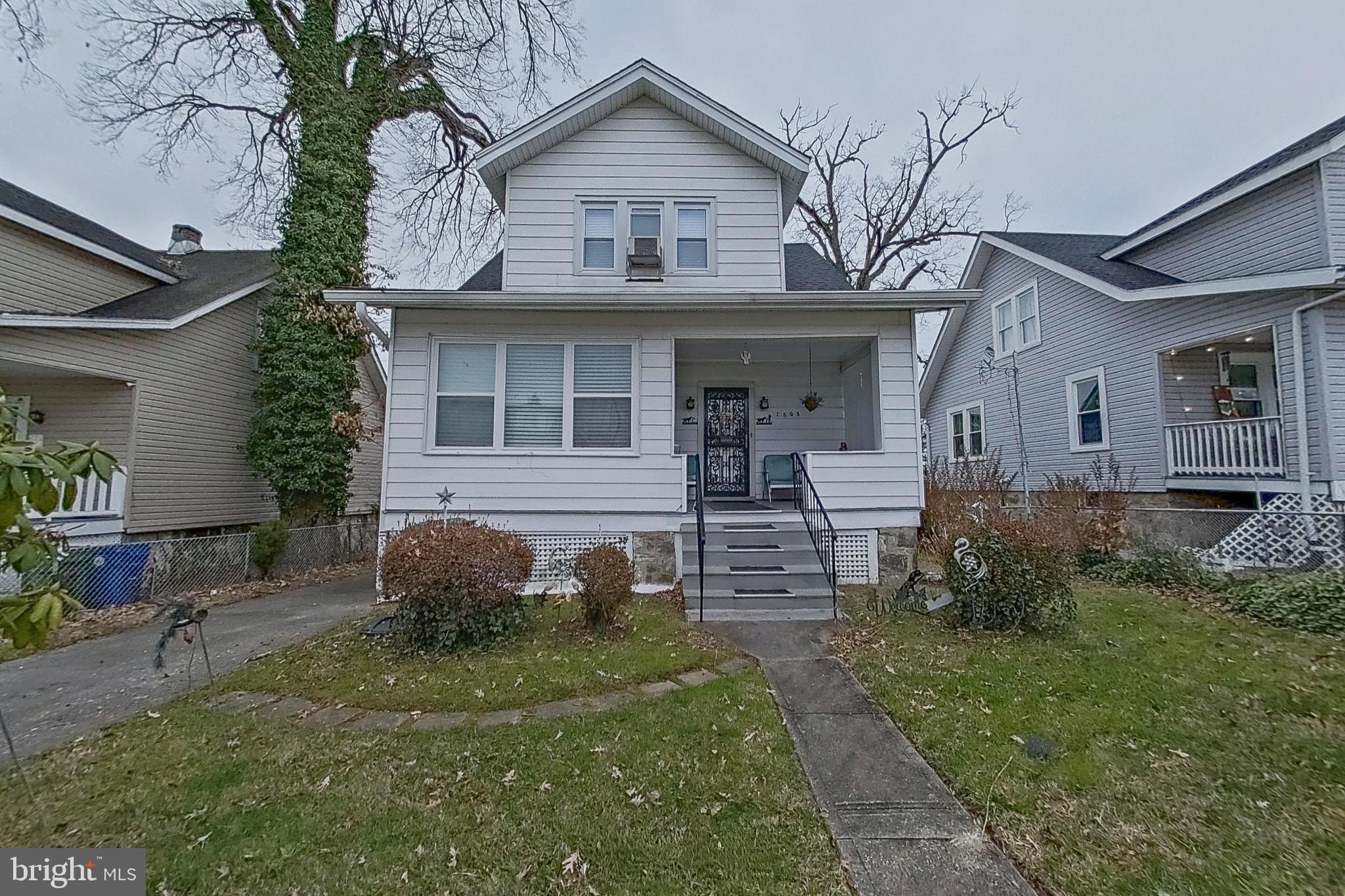 a view of a house with yard and plants
