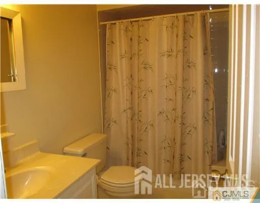 $3,000 | 1406 Woodbridge Commons Way, Iselin, NJ 08830