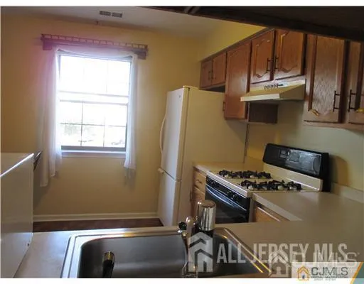 $3,000 | 1406 Woodbridge Commons Way, Iselin, NJ 08830