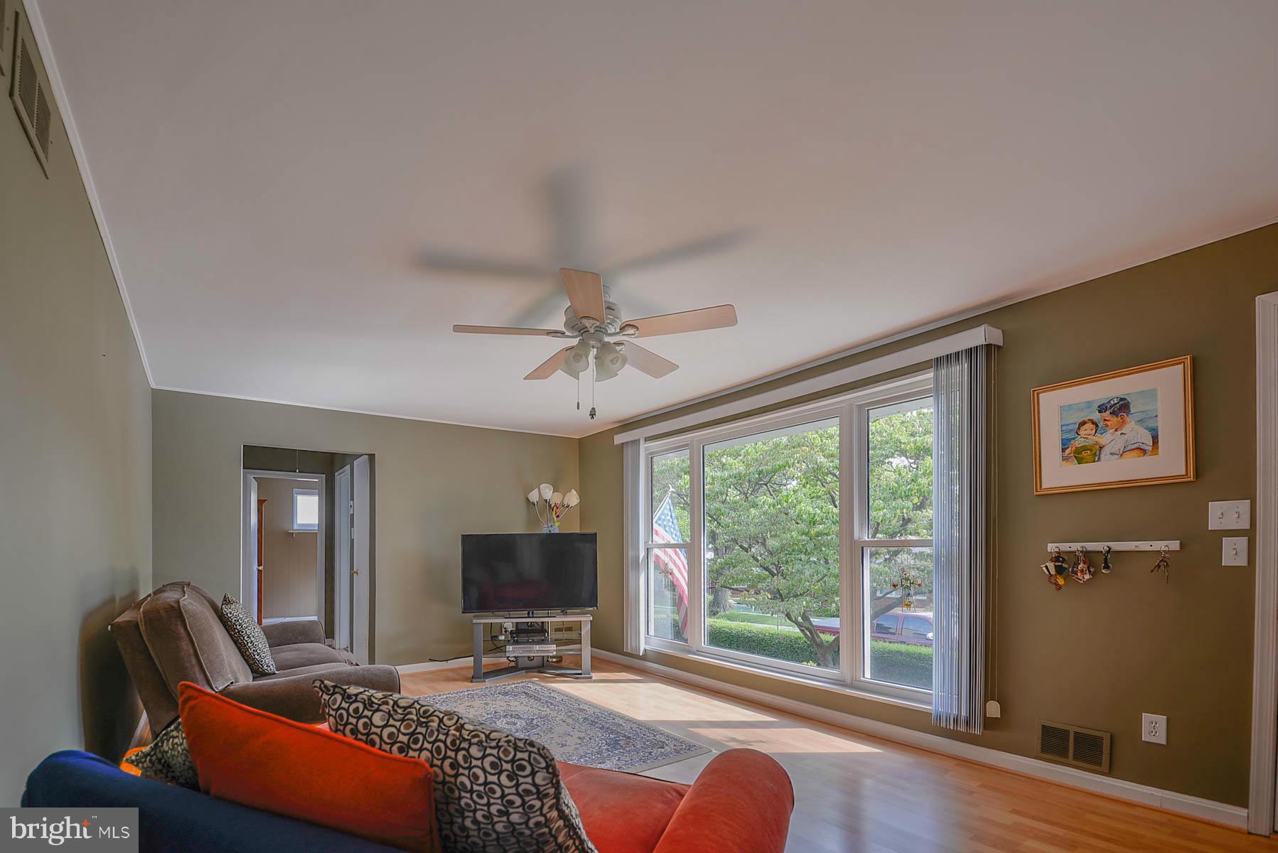 10212 Duvawn Place Silver Spring, MD 20902 - Photo 4 of 25 Living Room