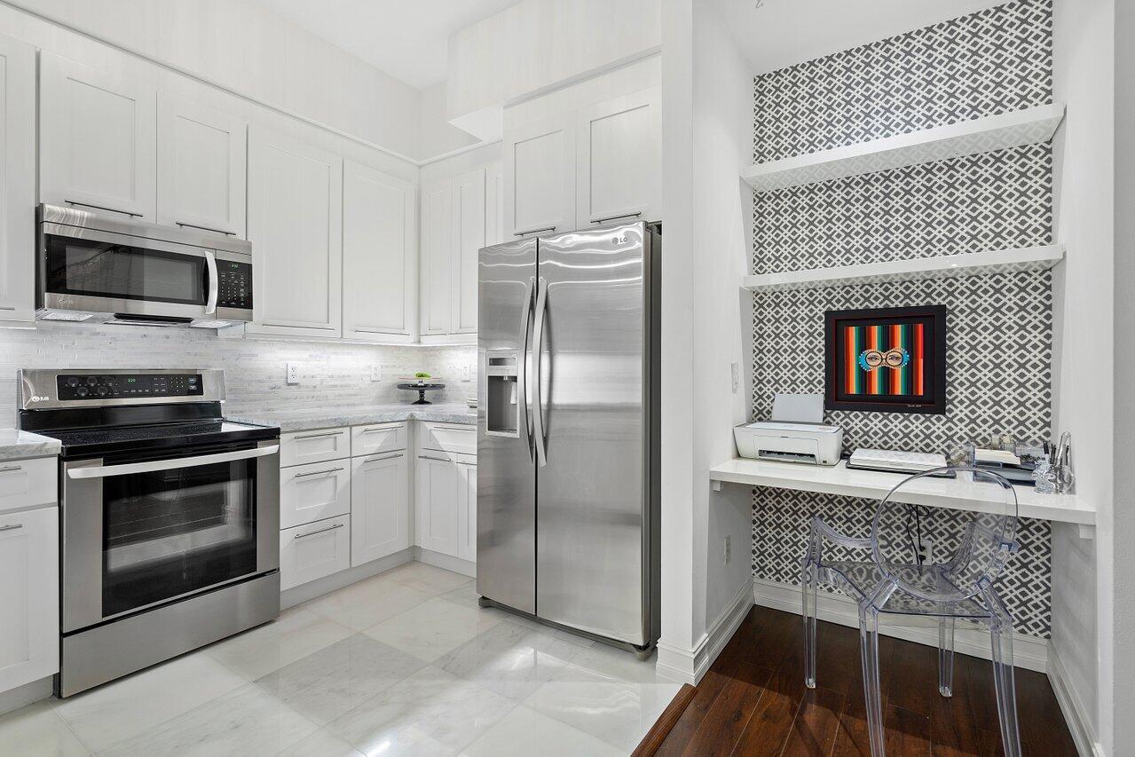 233 South Federal Highway, Unit UPH10 Boca Raton, FL 33432 - Photo 4 of 29 Kitchen