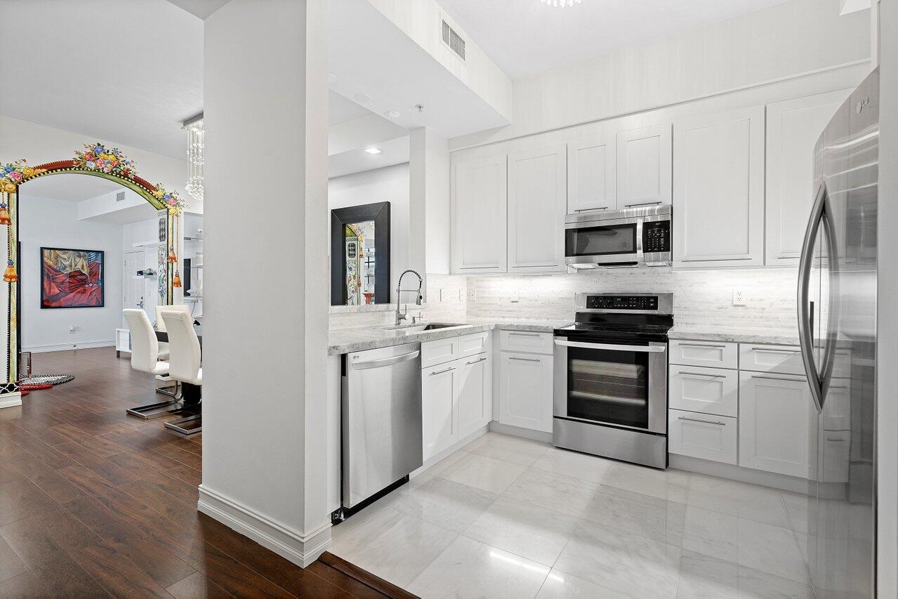 233 South Federal Highway, Unit UPH10 Boca Raton, FL 33432 - Photo 5 of 29 Kitchen
