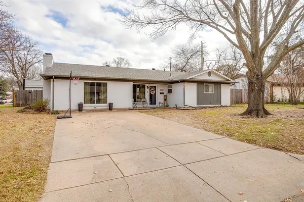 $274,900 | 301 Lena Lane, Burleson, TX 76028