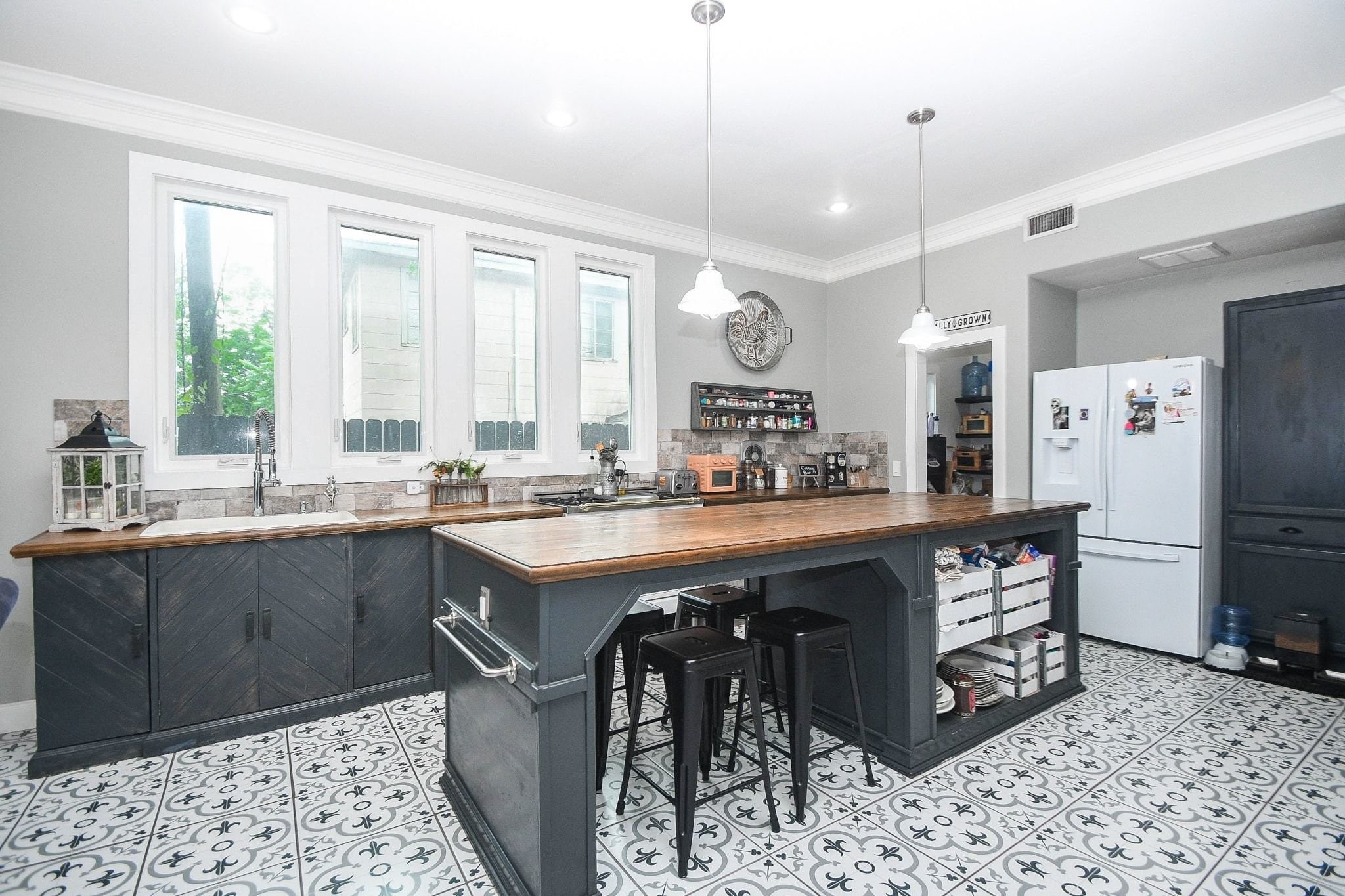 614 West 28th Street Houston, TX 77008 - Photo 6 of 25 Warm, inviting kitchen made for entertaining!