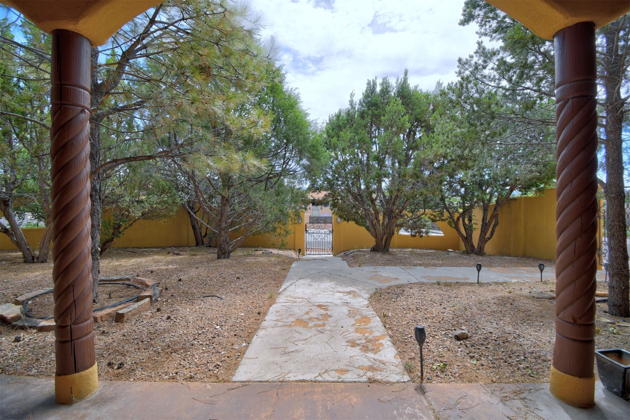 3038 Governor Lindsey Road Santa Fe, NM 87505 - Photo 6 of 37