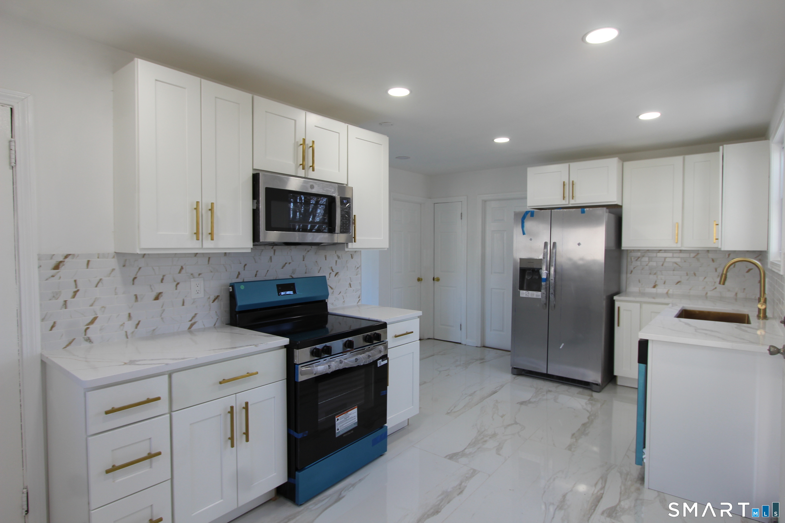 52 Glen Haven Road New Haven, CT 06513 - Photo 3 of 38