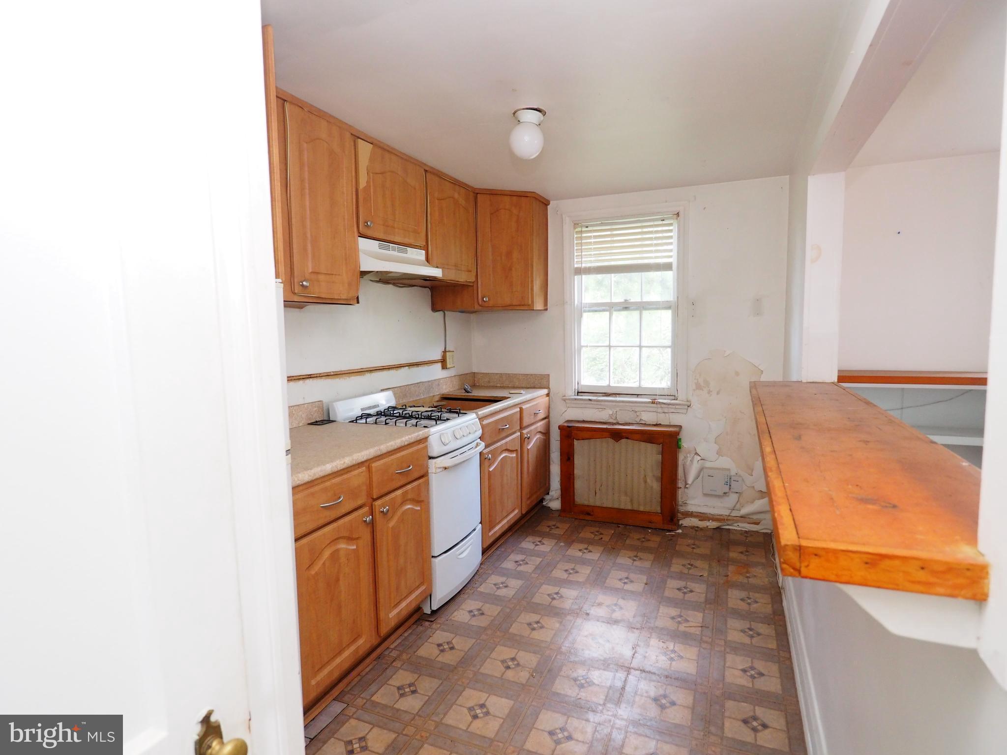 764 Charing Cross Road Baltimore, MD 21229 - Photo 6 of 9 Kitchen