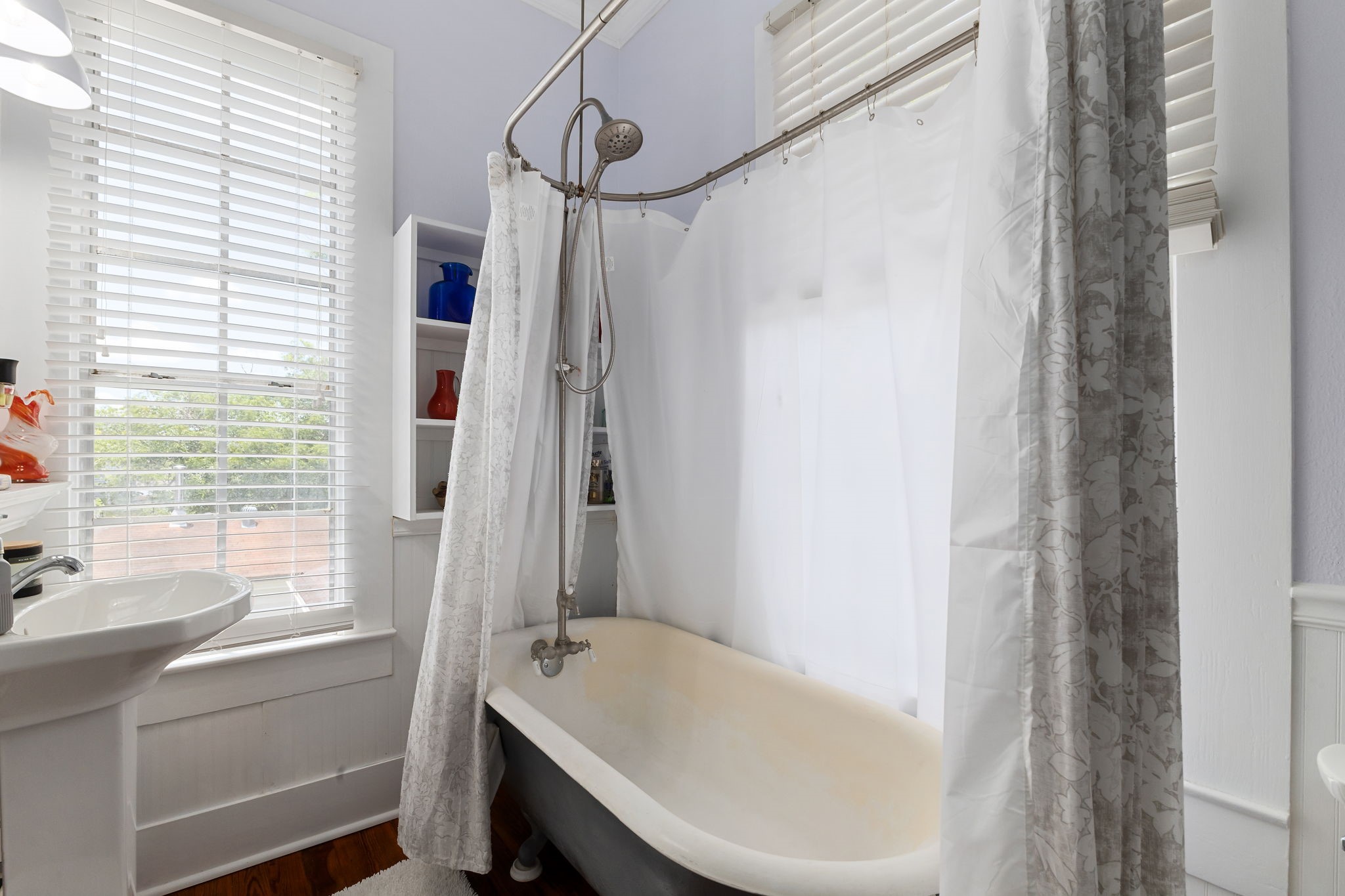 515 Wolf Street Schulenburg, TX 78956 - Photo 27 of 39 a bathroom with a sink a bathtub and a shower
