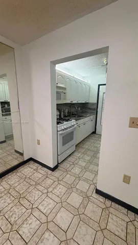 $150,000 | 160 Northeast 203rd Terrace, Unit 18, Miami Gardens, FL 33179
