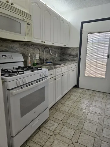 $150,000 | 160 Northeast 203rd Terrace, Unit 18, Miami Gardens, FL 33179