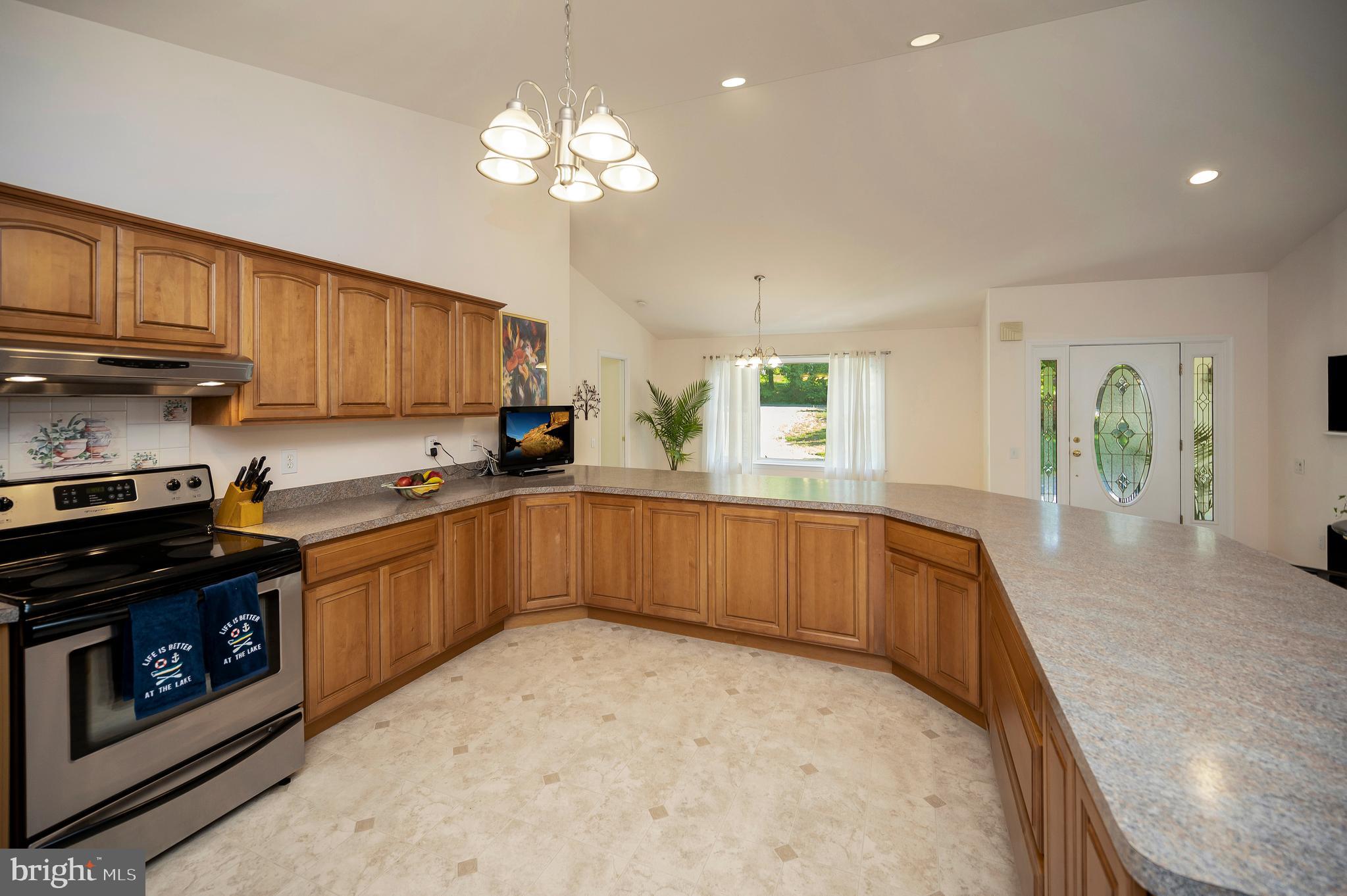 322 Birchside Circle Locust Grove, VA 22508 - Photo 9 of 77 Thomasville Blakely maple cabinetry-Palomino