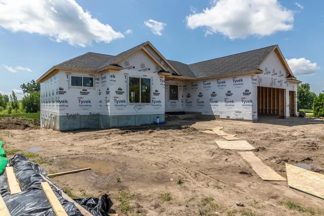 $550,000 | 100 Schwinghammer Drive, Albany, MN 56307