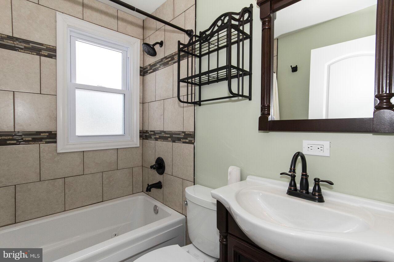 1733 Glen Curtis Road Baltimore, MD 21221 - Photo 14 of 24 Bath