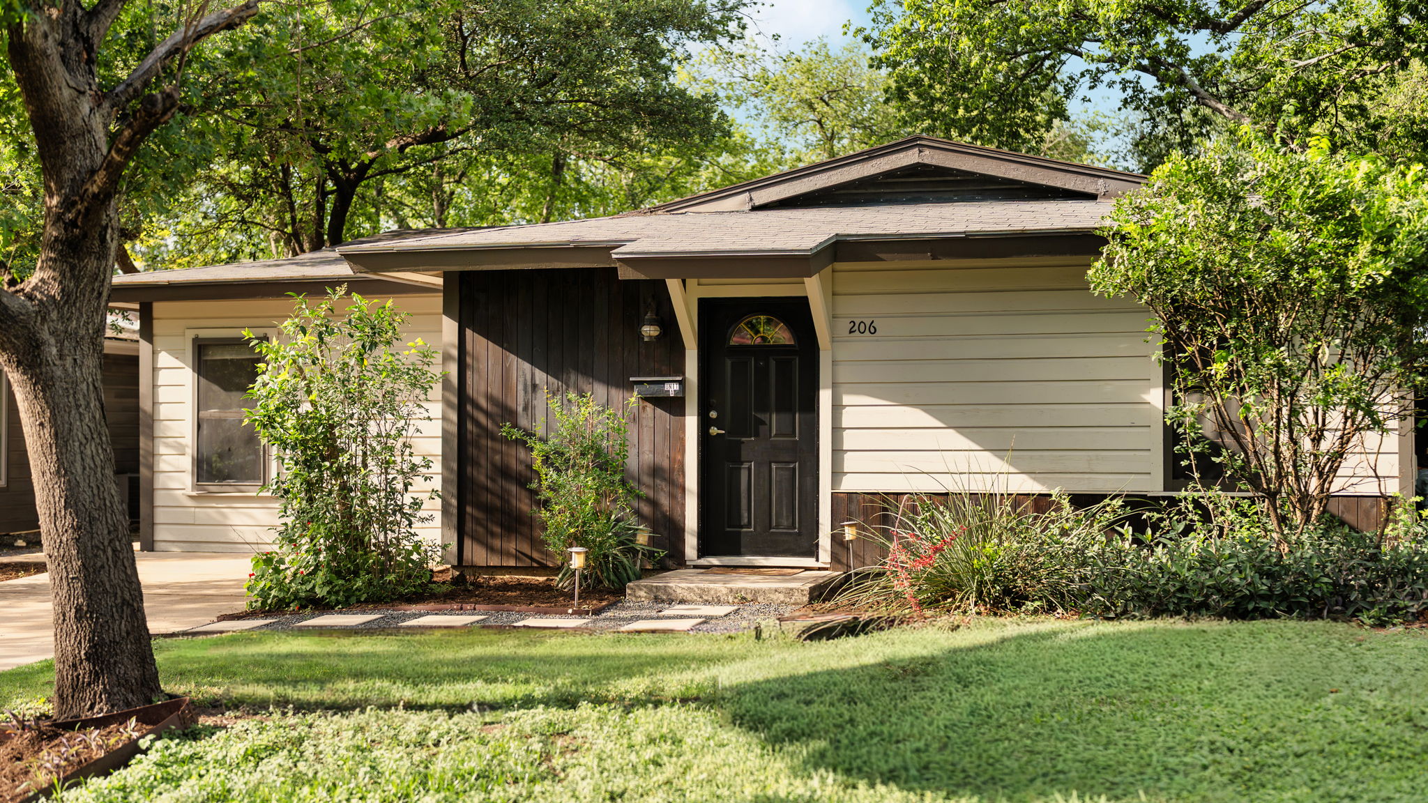 206 East Skyview Road Austin, TX 78752 - Photo 31 of 32 Charming front yard home.