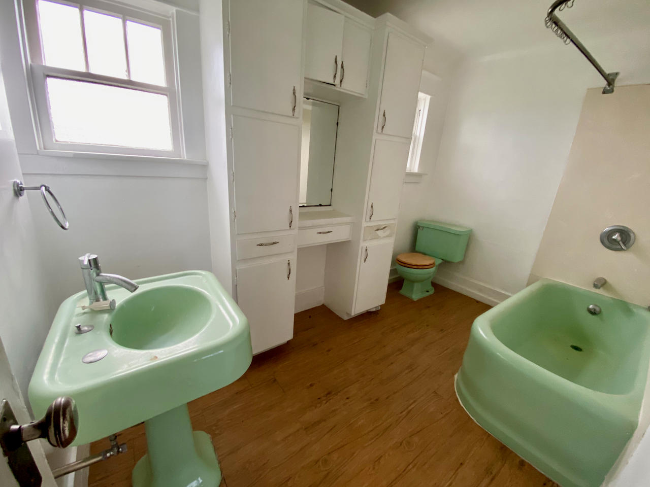 5405-5413 Seven Oaks Road Central Point, OR 97502 - Photo 58 of 65 a bathroom with a sink and bathtub