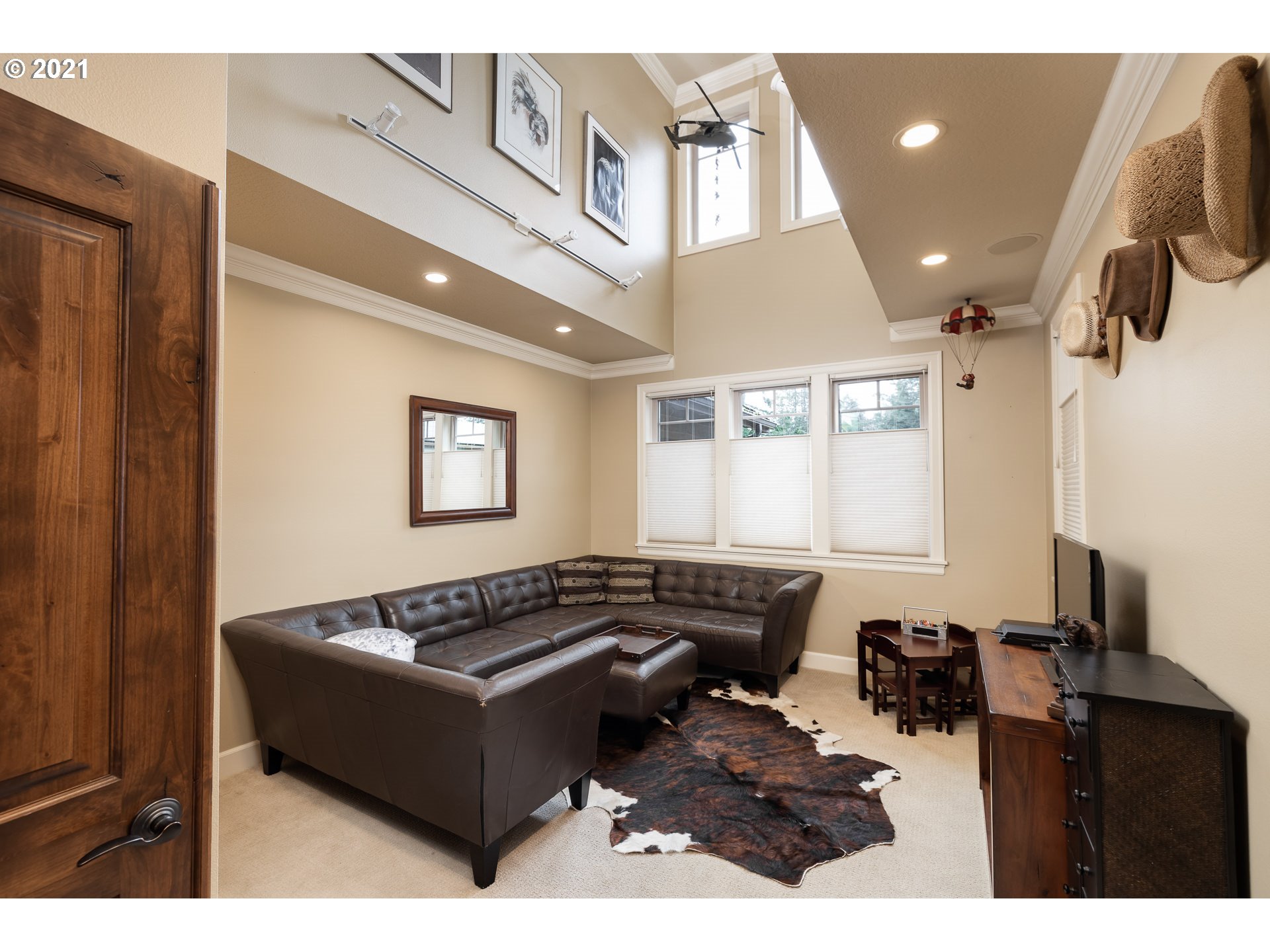 20484 South Springwater Road Estacada, OR 97023 - Photo 13 of 32 a living room with furniture and a window
