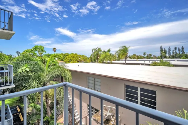 $278,000 | 1960 Marseille Drive, Unit 304, Miami Beach, FL 33141