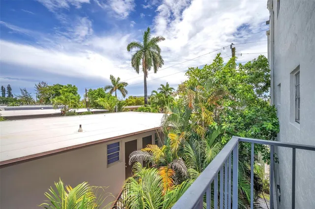 $278,000 | 1960 Marseille Drive, Unit 304, Miami Beach, FL 33141