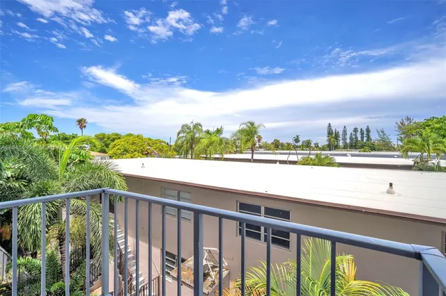 $278,000 | 1960 Marseille Drive, Unit 304, Miami Beach, FL 33141