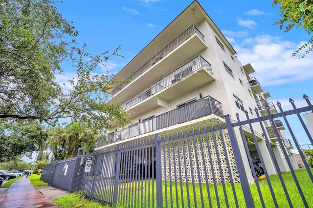 $278,000 | 1960 Marseille Drive, Unit 304, Miami Beach, FL 33141