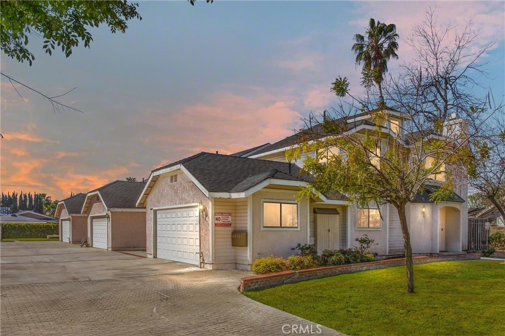 End unit overlooking private park greenbelt area with benches & Bar-B-Ques